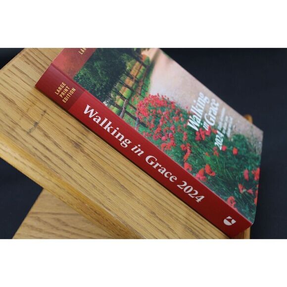 Walking in Grace Large 2024 by Guideposts 2023 Trade Paperback Religious PB - Picture 2 of 6